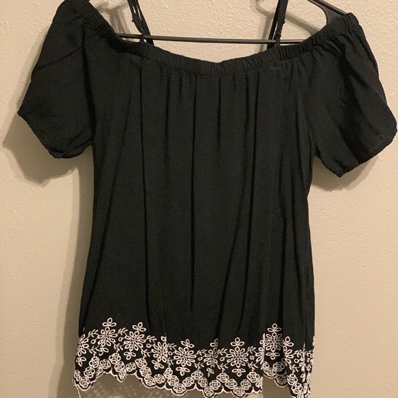 Off the shoulder top black and white - Picture 2 of 2